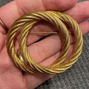 Vintage entwined circles gold toned metal brooch